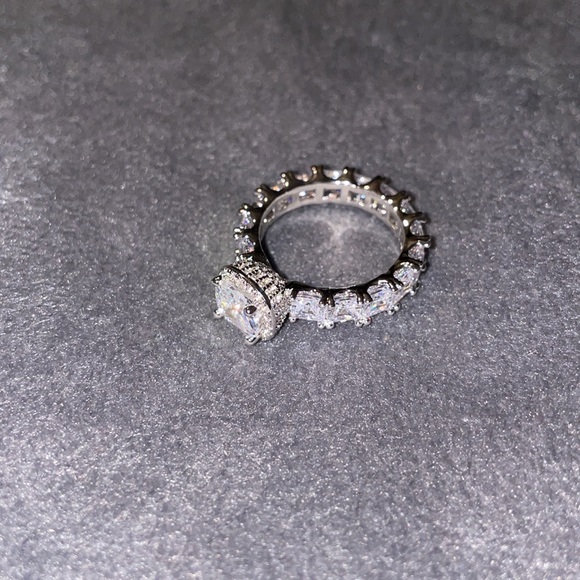 WOW!!! INCREDIBLE 360 Light Capturing Cubic Zirconia Ring!!!! - Picture 7 of 10